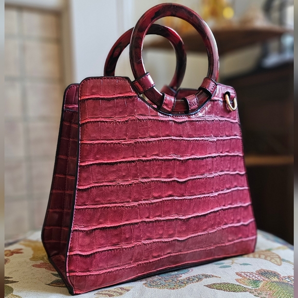 Imoshion red faux alligator embossed leather purse with acrylic handle. - Picture 6 of 10